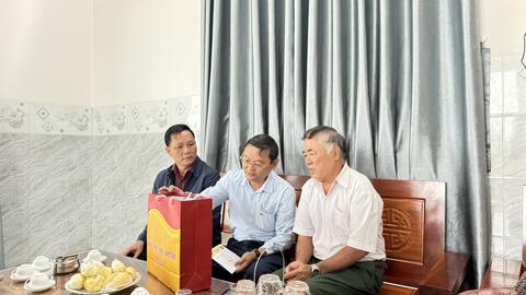 Lãnh đạo Uỷ ban nhân dân tỉnh Gia Lai thăm, tặng quà gia đình chính sách, cán bộ lão thành cách mạng.