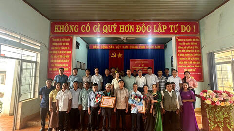 Lễ trao tặng Huy hiệu 30 năm và 40 năm tuổi Đảng