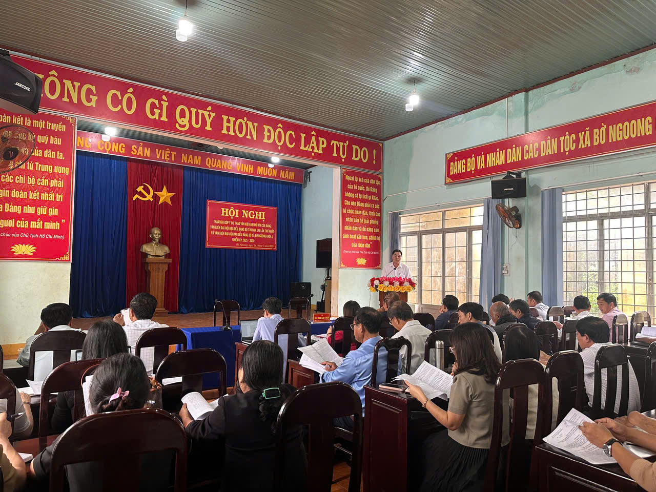 Đồng chí Rah Lan Thoa, Phó Bí thư Thường trực Đảng ủy xã Bờ ngoong chủ trì Hội nghị